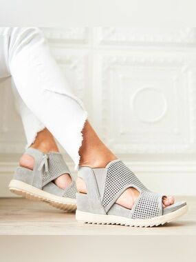 LIKE NEW Sofft Women’s Shandi, Taupe Wedge Sandals Size 8